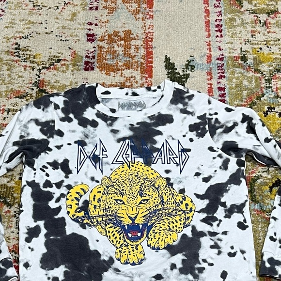 Women's Def Leppard Rock band Music Rock n Roll Crewneck Sweatshirt - Picture 2 of 7